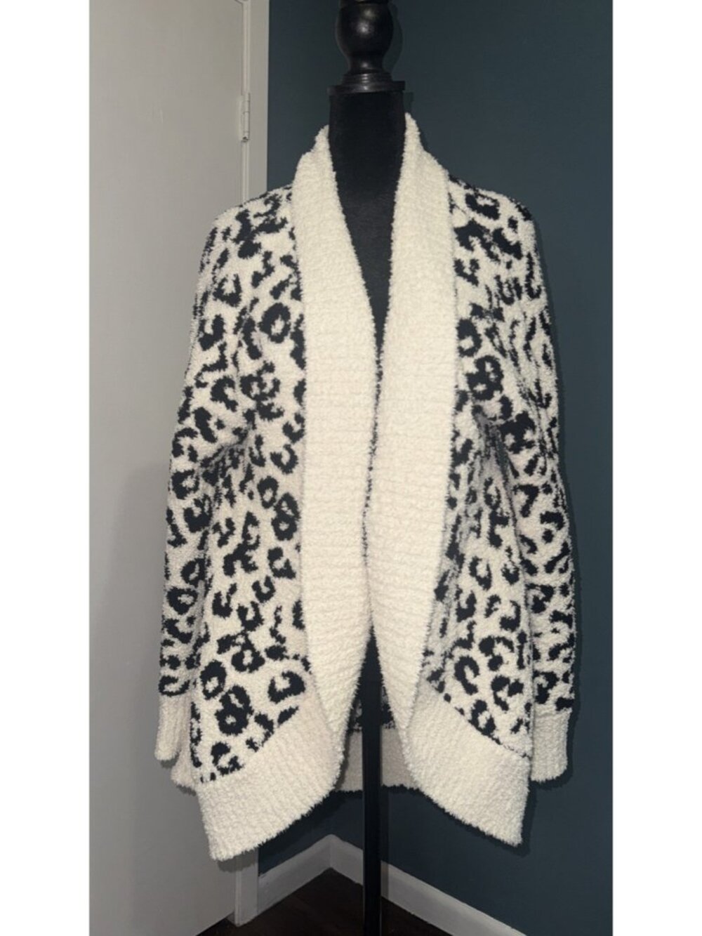 UGG Fremont Fluffy Knit Cardigan Snow Leopard Black White Large Worn Once Pocket